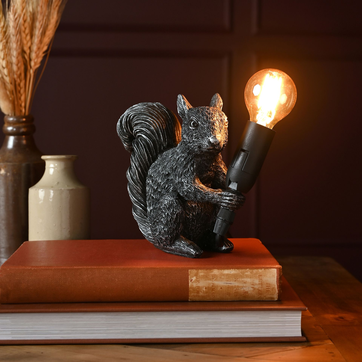 Hestia Squirrel with Bulb Lamp - 16cm